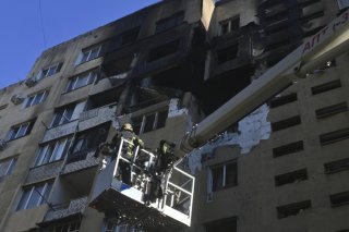 Un immeuble de la ville d'Odessa a été touché par une frappe russe. Elle a fait six blessés selon le dernier bilan des secours. KEYSTONE/AP/Michael Shtekel
